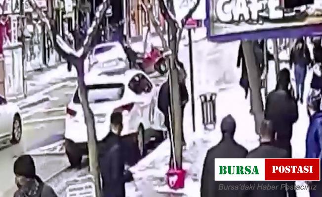 Elazığ’da otomobilin sepetli motosiklete çarpma anı kamerada