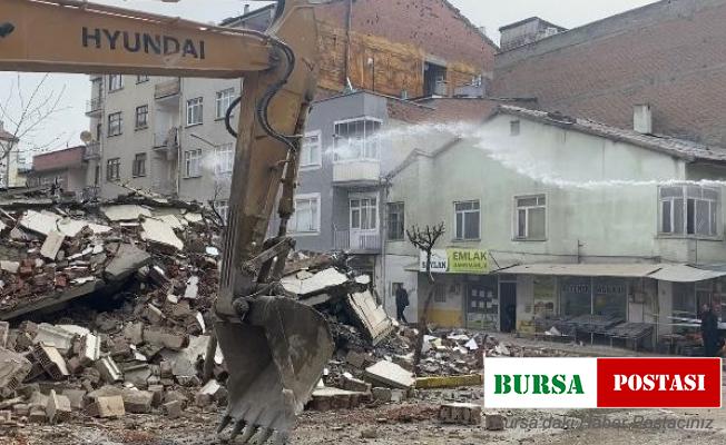 Elazığ’da yıkımına başlanan bina çöktü