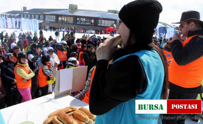En fazla sucuk ekmeği yemek için yarıştılar