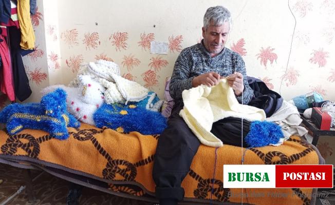 Engelli babanın örgü aşkı paraya dönüşüyor