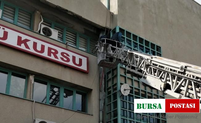 Erzincan’da tehlike saçan buz sarkıtları temizleniyor