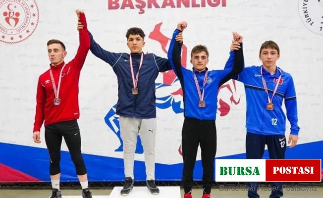 Erzincanlı güreşçilerden birincilik ve üçüncülük derecesi