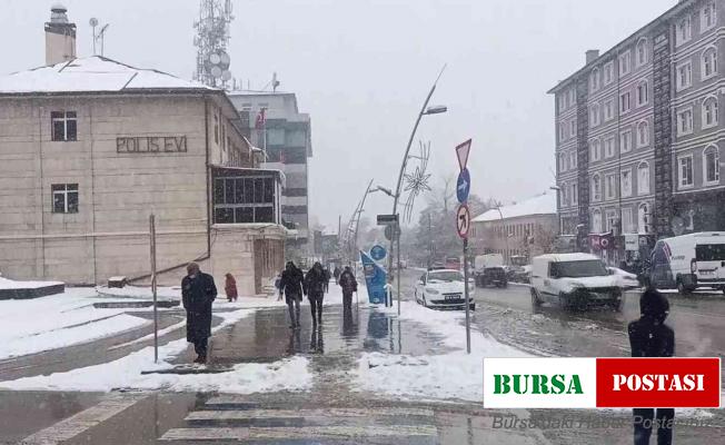 Erzurum’da kar yağışı etkili oldu, kent beyaza büründü