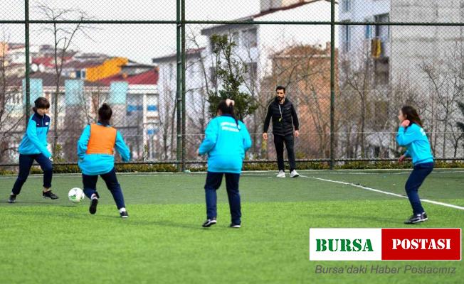 Esenyurt’ta kız çocuklarına özel futbol kursu