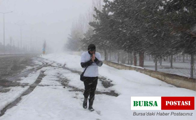 Eşinin 6 yıl önce Amerika’ya götürdüğü oğlu için kar, tipi demeden yürüyerek Türkiye’yi dolaşıyor