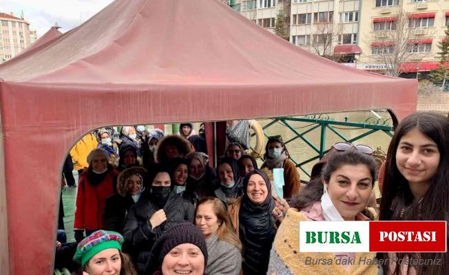 Eskişehir’de yerli turistlerin tekne turu keyfi