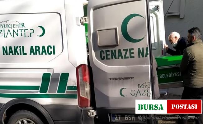 Fırtınada uçan çatının altında kalan işçi yaşam savaşını kaybetti