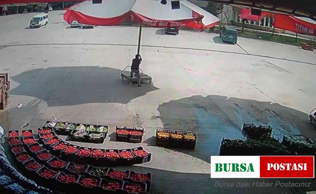 Fırtınada uçan şemsiyenin peşinden böyle koştu