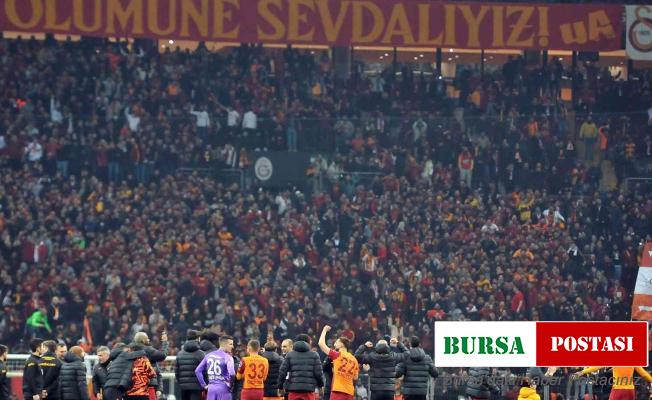 Galatasaraylı futbolcular, derbi galibiyetini taraftarlarla kutladı