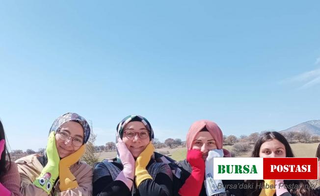 Gediz MYO öğrencileri, “farklı renk çoraplar” hareketine ortak oldu