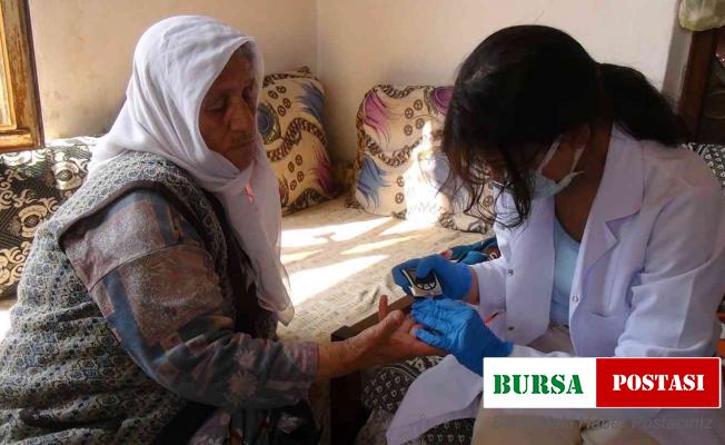 Geleceğin doktor adayları köylerde kapı kapı dolaşıp sağlık taraması yapıyor