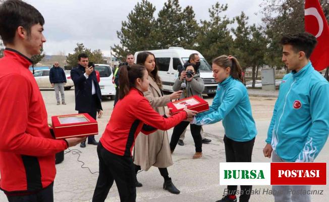 Gelibolu’dan yola çıkan emanetleri Eskişehirli sporcular teslim aldı