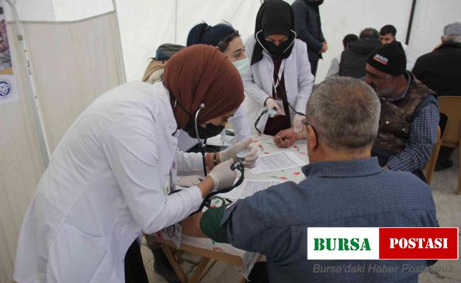 Genç hekimler vatandaşları sağlık taramasından geçiriyor