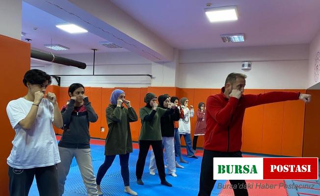 Genç kadınlara savunma teknikleri anlatıldı