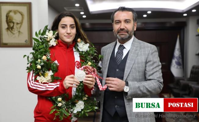 Gizem Özer’e Elazığ’da coşkulu karşılama