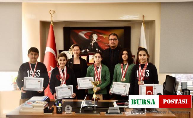 GKV’nin altın kulaçlarından iki şampiyonluk kupası
