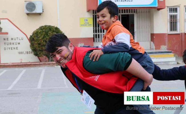 Gönüllü gençler Manisa’da gönüllere dokundu