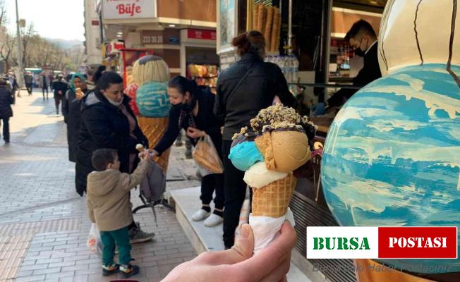 Güneş yüzünü gösterdi, dondurma tezgahları açıldı