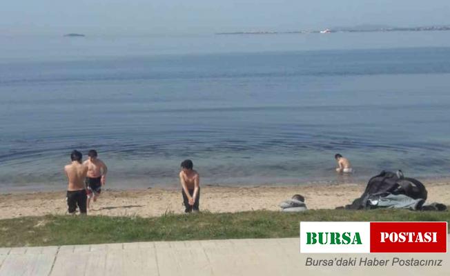 Güneşi fırsat bilen çocuklar denize girdi
