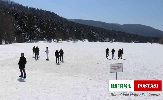 Güneşin kendisini gösterdiği Gölcük Tabiat Parkı’na tatilci akını