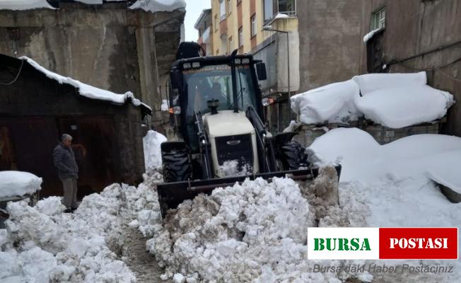 Güroymak’ta karla mücadele çalışması