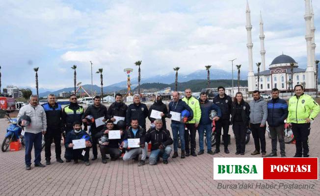 Güvenli sürüş eğitimini tamamlayanlara sertifika ve kask verildi