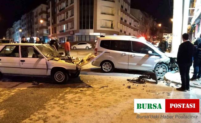 Hafif ticari araç ile otomobil çarpıştı, 6 kişi yaralandı