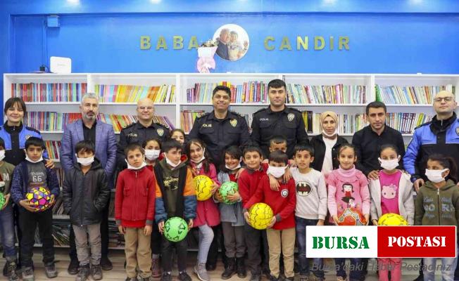 Hakkari polisinden kütüphaneye kitap desteği