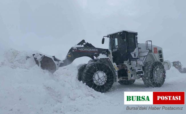 Hakkari’de 30 yerleşim yerinin yolu ulaşıma kapandı