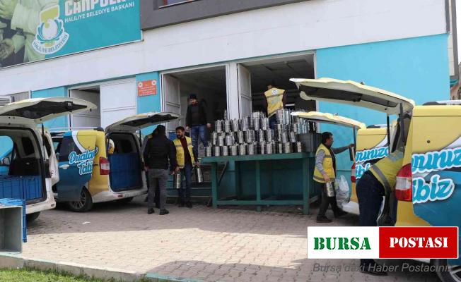Haliliye’de 712 hanenin sofrasına sıcak yemek ulaştırılıyor