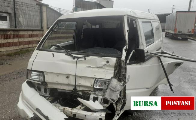 Halk otobüsü ile minibüs çarpıştı: 1 yaralı