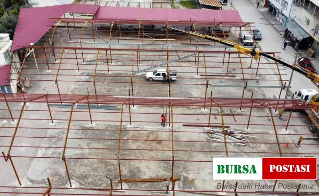 Hassa’da pazar yerinin çatısı onarılıyor