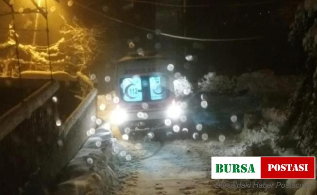 Hasta kar nedeniyle ambulansa kadar iş makinesi ile taşındı