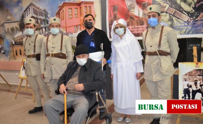 Hastaları asker ve sıhhiye kıyafetiyle karşıladılar