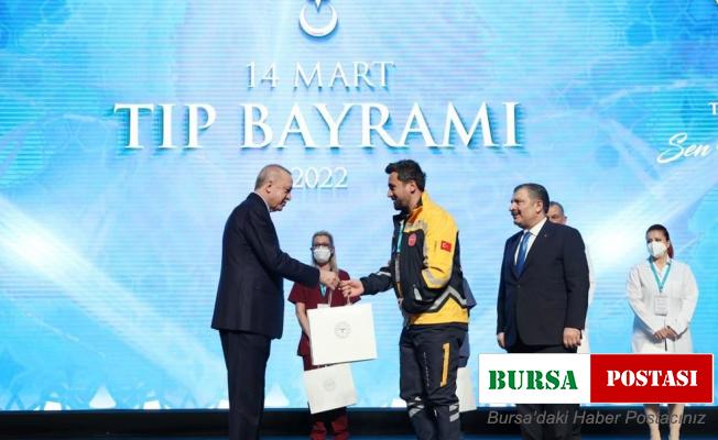 Hastayı sırtında taşıyan sağlık görevlisi hediyesini Cumhurbaşkanından aldı