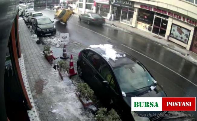 Hatalı çıkış yapan otomobile ticari taksi çarptı