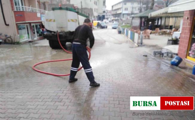 Havaların ısınması ile caddeler su ile yıkandı