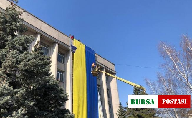 Herson’da belediye binasına yeniden Ukrayna bayrağı asıldı