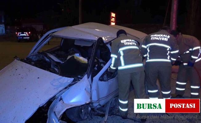 Hurdaya dönen otomobilde sürücü sıkıştı, ekipler zamanla yarıştı