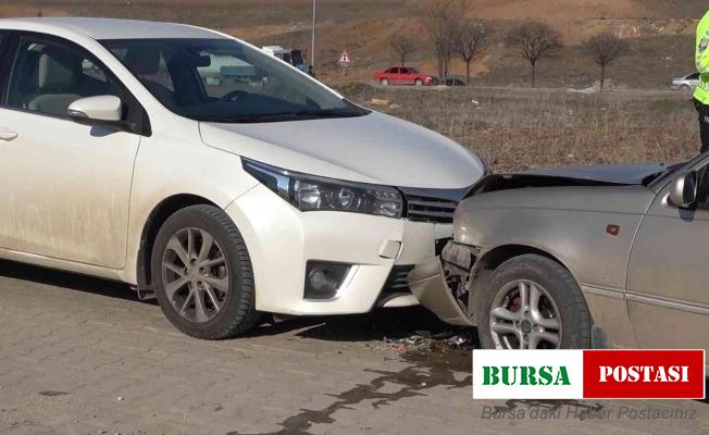 İki otomobil kafa kafaya çarpıştı: 2’si çocuk 4 yaralı