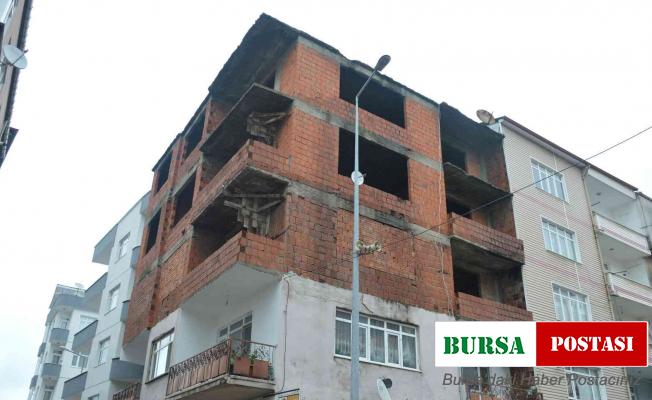 İlçe merkezindeki metruk bina tehlike saçıyor