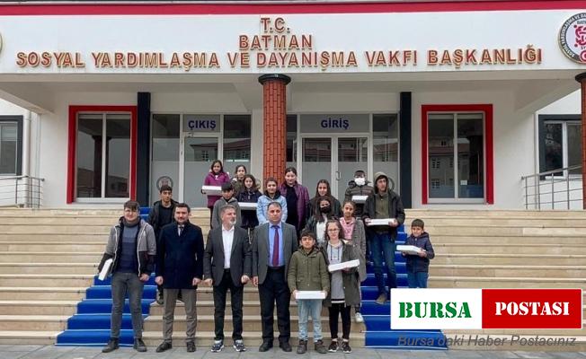 İş insanından 100 başarılı öğrenciye tablet ve giyim yardımı