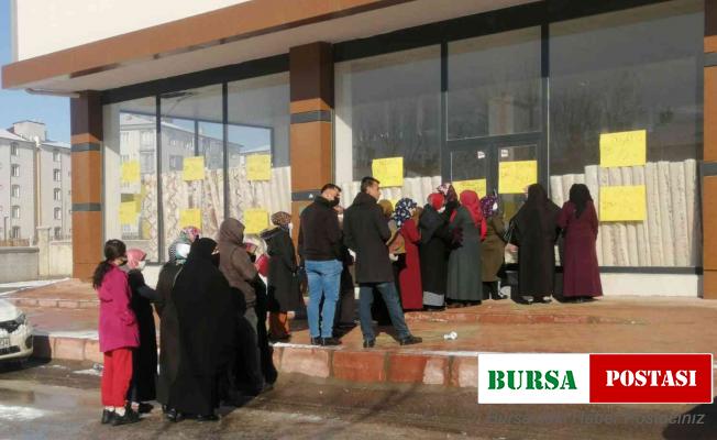 İş yeri halılarda indirme gitti, vatandaşlar eksi 4 derecede mağazaya akın etti