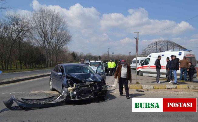 İşçi servisiyle çarpışan otomobil hurdaya döndü