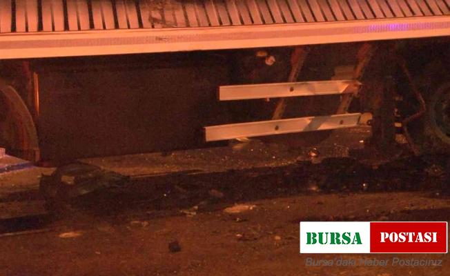 İstanbul Sultanbeyli’de otomobil tıra çarptı: 3 yaralı