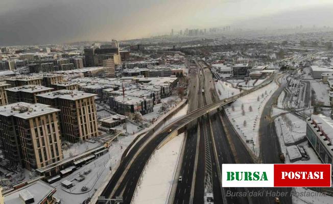 İstanbul’a kar yağdı yollar boş kaldı