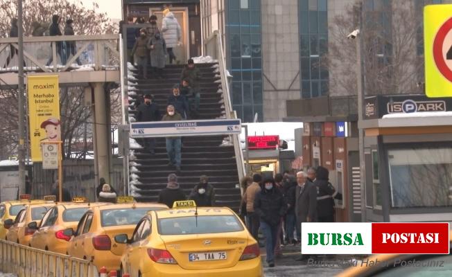 İstanbul’da kar tatili dönüşü vatandaşlar toplu taşıma araçlarına yöneldi