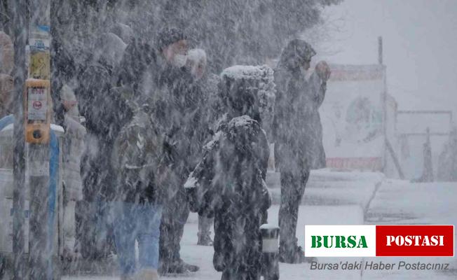 İstanbullular güne kar yağışı ile uyandı