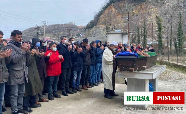 İtfaiye grup amirinin en acı görevi, yangında ölen annesini toprağa verdi