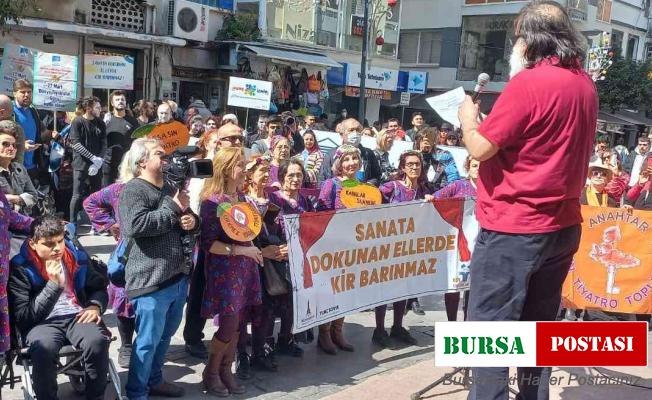 İzmir’de Dünya Tiyatro Günü coşkuyla kutlandı